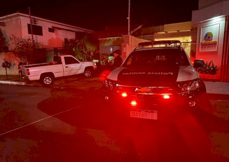 Após ‘fritada’ de pneus, fuga e batida no portão de residência, motorista é preso por embriaguez em Nova Andradina