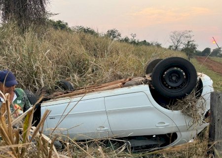 Veículos capotam na MS-276 em Batayporã e condutores saem ilesos