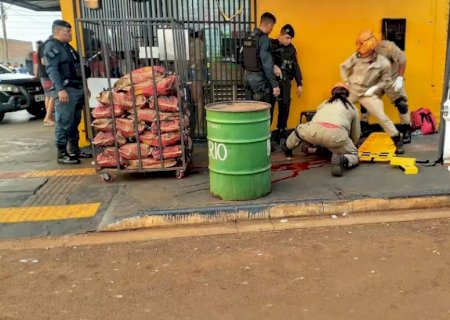 Jovem de 21 anos baleado por dupla em moto na frente de conveniência morre no HV