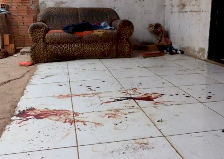 Marido e esposa são esfaqueados dentro de casa, mulher morre e ele é socorrido