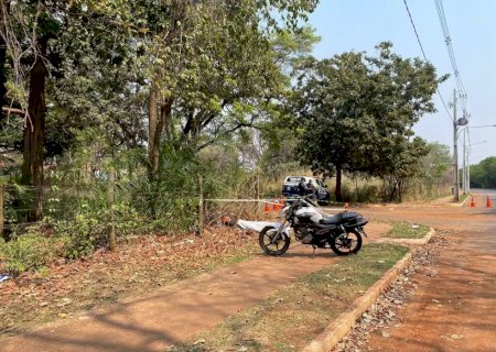 Motociclista é encontrado morto em calçada