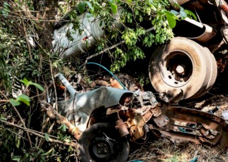 Adolescente em direção de carro morre e passageiro fica em estado grave na BR-262