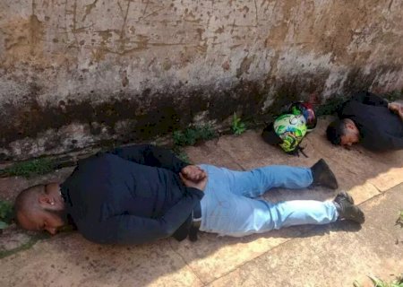 Homens invadem casa para cobrar dívida e agridem pai e filho