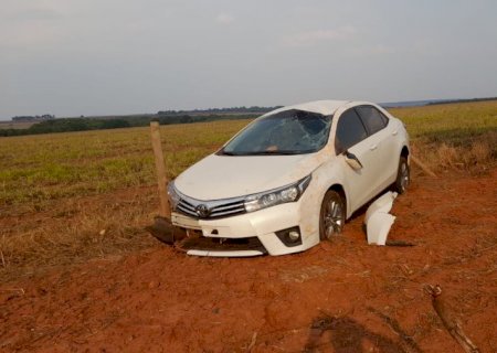 Mulher capota Toyota Corolla na MS-316