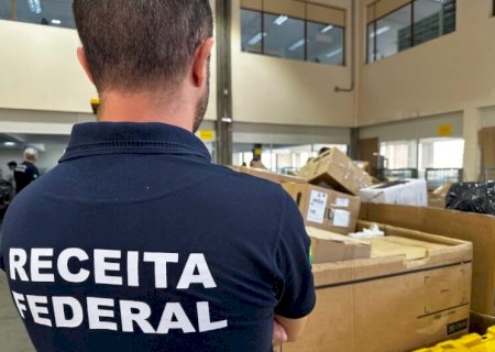 Apreensões da Receita nos Correios em Dourados lotam dois caminhões com produtos irregulares