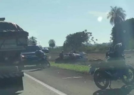 Motorista é socorrido em estado grave após dormir ao volante e bater em carreta