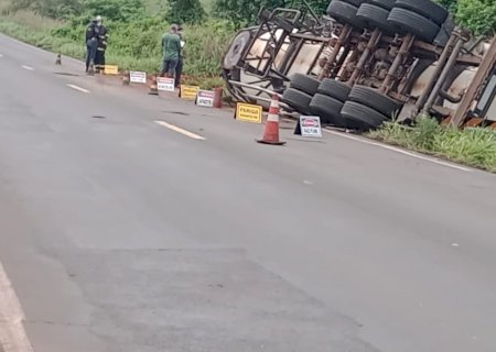 Acidente na rodovia MS -276 entre Batayporã e Anaurilândia provoca tombamento de uma carreta carregada de etanol