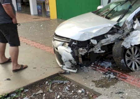Motorista perde controle e invade escritório da PAX
