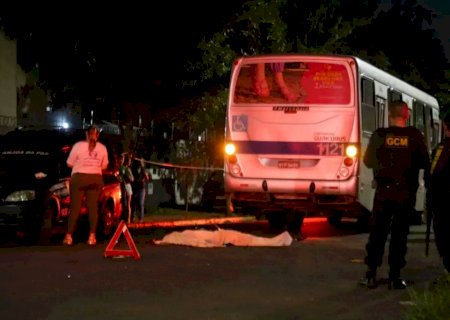 Motociclista morre ao cruzar preferencial e ser atingido por ônibus