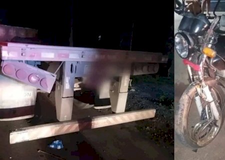 Motociclista morre ao bater em carreta estacionada