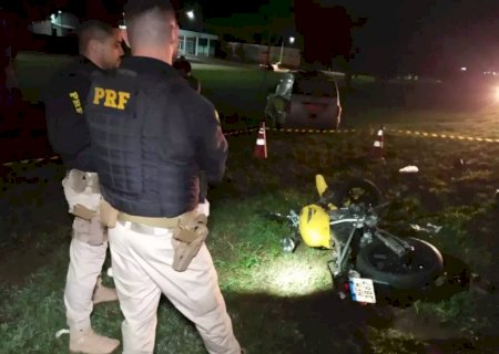 Motociclista morre ser arremessado em acidente com carreta