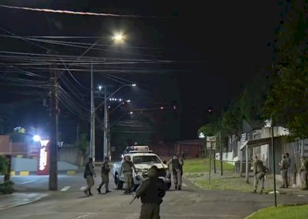 Homem mantém família em cárcere privado, mata o pai, um PM e deixa 10 feridos no RS; polícia negocia rendição