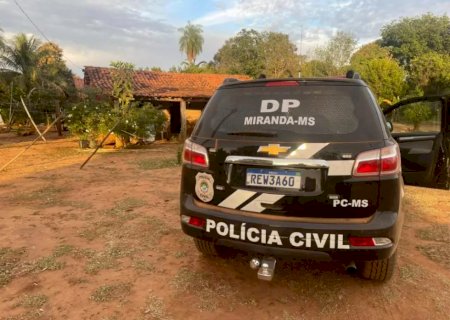 Mãe encontra filho assassinado com vários tiros na cabeça na varanda de casa