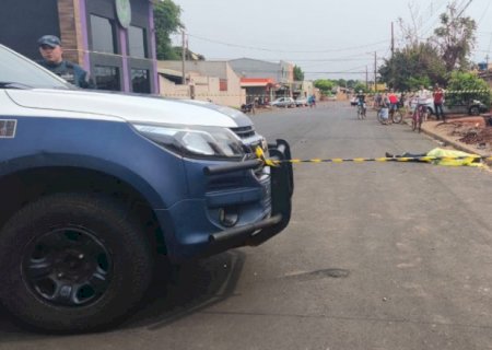 Motociclista morre ao furar preferencial e bater em carro