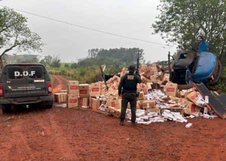 Caminhão carregado com cigarros tomba e é apreendido pelo DOF em ação conjunta com o NEPON de Guaíra e a Receita Federal de Mundo Novo