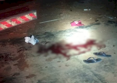 Mulher é encontrada agonizando após ser esfaqueada no pescoço por marido que acaba preso pela PM
