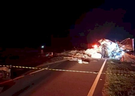 Motorista paranaense morre ao bater em traseira de carreta