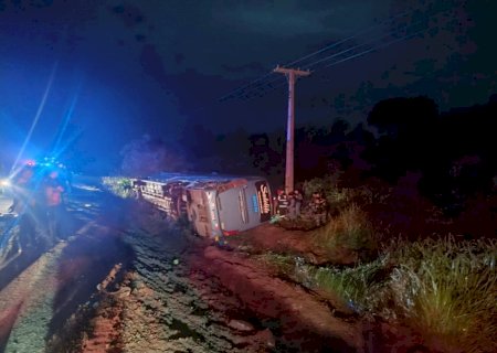 Acidente entre ônibus e caminhão deixa duas crianças mortas e 27 feridos