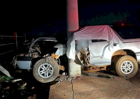 Caminhonete com família bate em poste, pais morrem e criança fica em estado grave