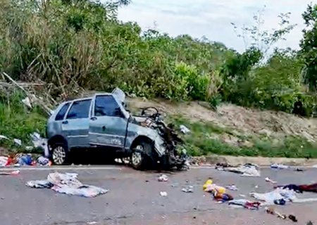 Motorista morre em colisão entre carro e carreta na BR-163