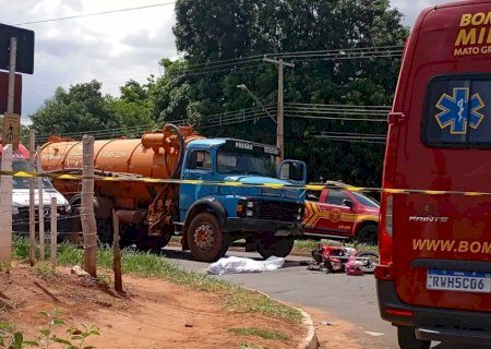 Motociclista morre ao ser atingida na traseira por caminhão em cruzamento