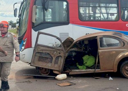 Fusca ‘passa direto’ na Guaicurus e fica destruído ao atingir ônibus em cruzamento