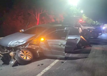 Motorista corre ao ver PM, bate em guard rail e acaba preso com pistola
