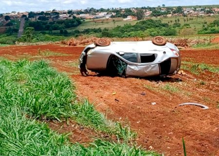 Capotamento de carro com cinco pessoas deixa uma em estado grave