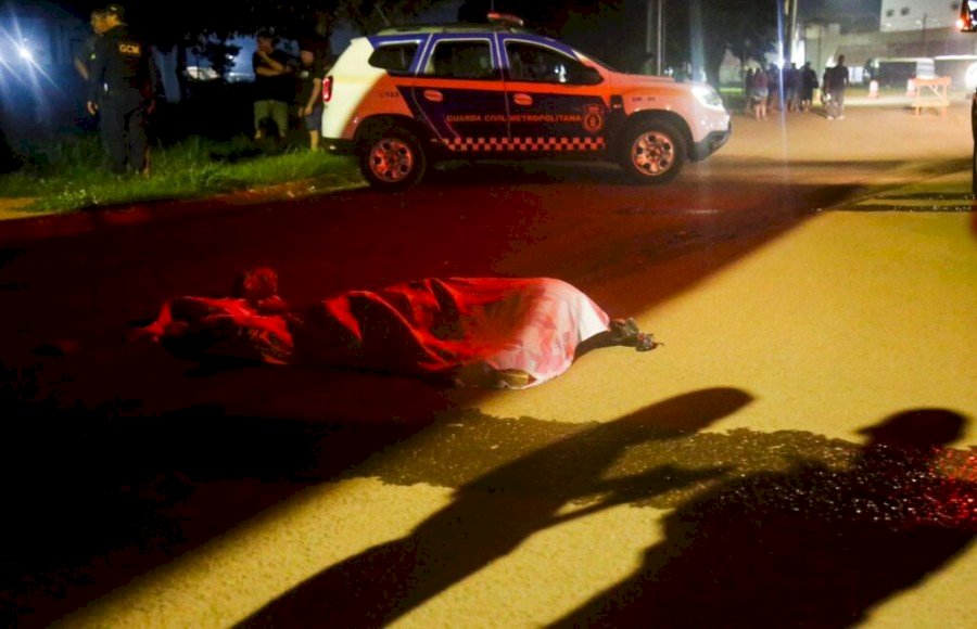 Motociclista sofre queda ao desviar de buraco e morre arrastado por carreta