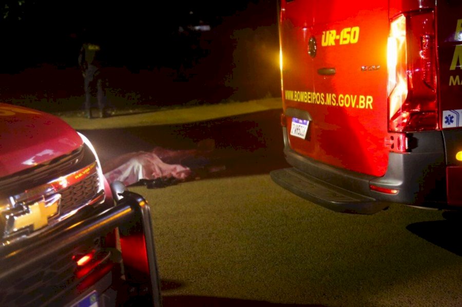 Motociclista sofre queda ao desviar de buraco e morre arrastado por carreta