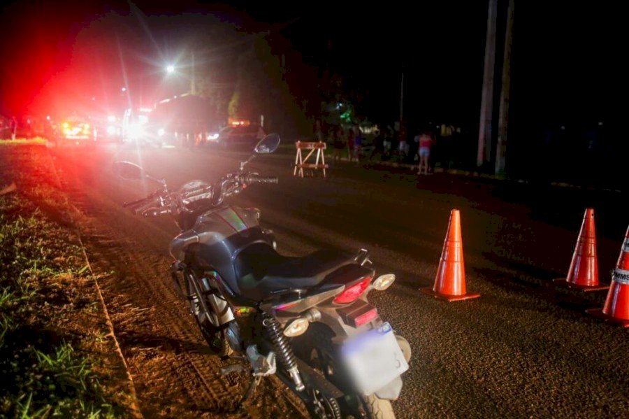Motociclista sofre queda ao desviar de buraco e morre arrastado por carreta