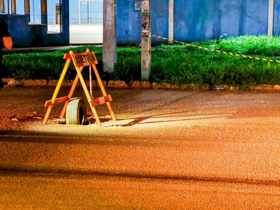 Motociclista sofre queda ao desviar de buraco e morre arrastado por carreta