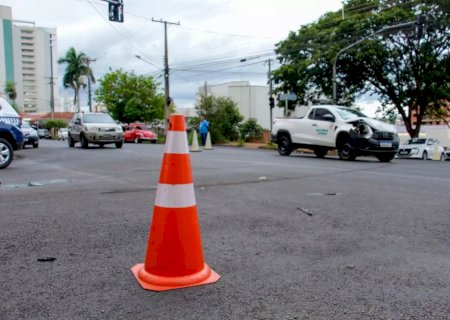 Carro capota após bater em outro veículo no Centro e idosa fica ferida