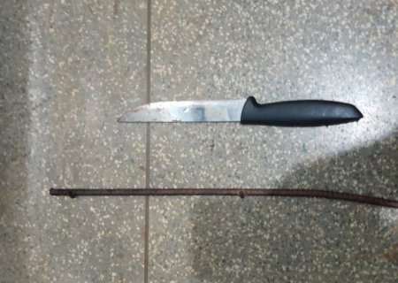 Homem espanca mulher com barra de ferro e é esfaqueado