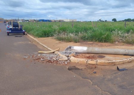 Ivinhema - Poste é arrancado e deixa uma parte dacpopulação do bairro Solar do Vale, sem internet e sem energia