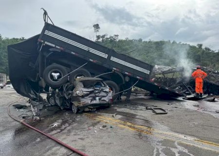 Acidente com ônibus, carreta e carro deixa ao menos 41 mortos