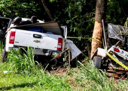 Caminhonete atinge árvores nas margens da BR-163 e passageira morre