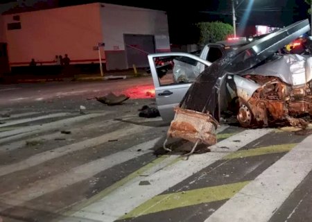Após bater em Hilux de PM, homem atropela cantor e arranca semáforo