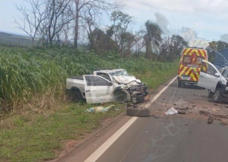 Colisão frontal entre carros na BR-163 deixa dois mortos e um em estado grave