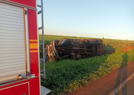 Ivinhema - Motorista perde controle da direção e tomba caminhão após pneu dianteiro estourar na BR-376