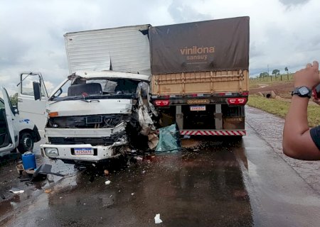Colisão entre caminhão e carreta deixa uma pessoa ferida na MS-306