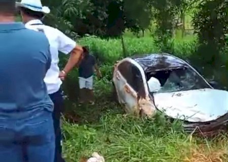 Acidente envolvendo uma caminhonete e carro entre Fátima do Sul e Vicentina, deixa uma vítima presa as ferragens
