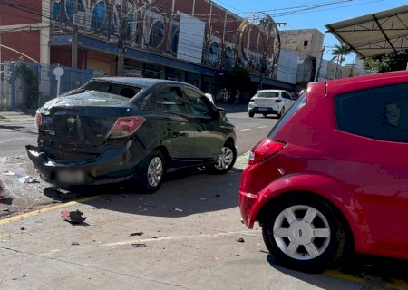 Homem morre esmagado após perder controle da direção e bater carro em dois veículos estacionados