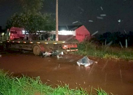 Servente de pedreiro morre ao bater moto na traseira de caminhão