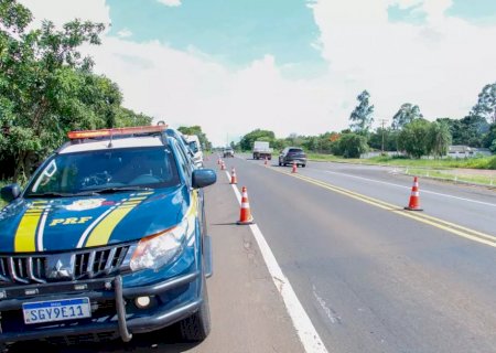 Jovem tem perna amputada ao bater moto de frente com carreta