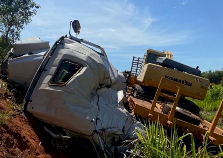 Motorista perde controle de carreta e sofre acidente na MS-040
