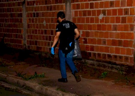 Suspeito de furtos morre após tentar atirar em PMs