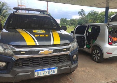 PRF apreende 551 Kg de maconha e recupera veículo