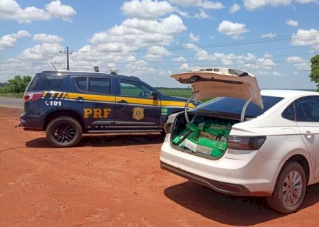 PRF apreende 573 Kg de maconha e recupera veículo