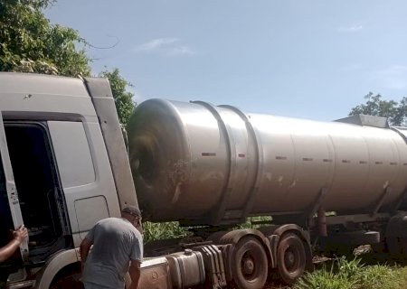 Carreta sai da pista na MS 276 entre Batayporã e Anaurilândia